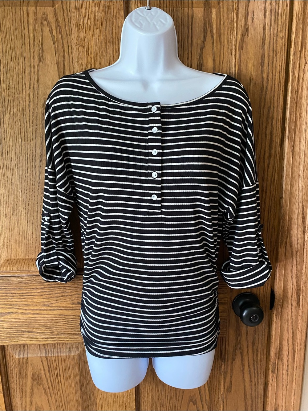 New Women’s Halara Henley With Ruched Sides and Buttoned Sleeves. Black. Size XS